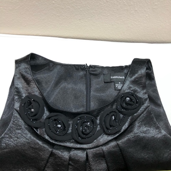 R&M Richards Embellished Neckline Black Sleeveless Pleated Loose Fit Dress 8 - Picture 3 of 14